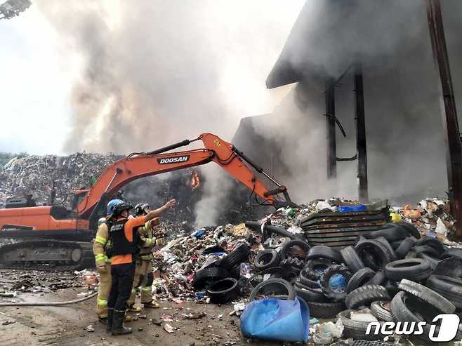 19일 오전 9시 13분쯤 강원 원주시 호저면의 한 폐기물업체 야적장에 화재가 발생해 소방당국이 불을 끄고 있다.(강원도소방본부 제공)