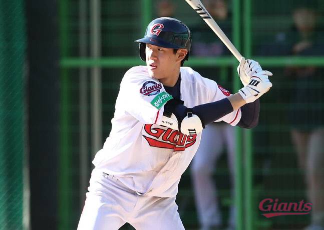 2020년 11월 롯데를 비롯한 구단들이 자체적으로 진행한 교육리그에서 실전을 소화하고 있는 나승엽. 2021년 신인 나승엽은 일찌감치 롯데 유니폼을 입고 교육리그를 통해 경기를 치렀다. 제공 | 롯데 자이언츠