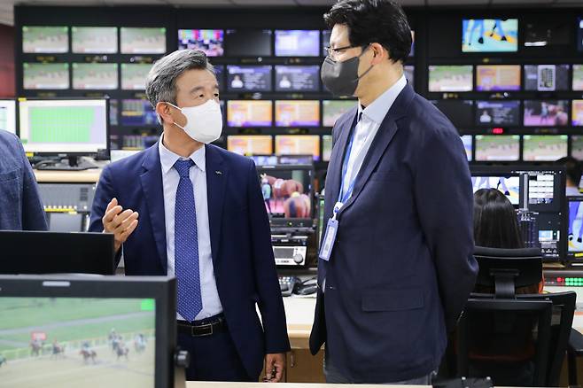 한국마사회 정기환 회장이 국제방송센터를 점검중이다. 사진제공=한국마사회