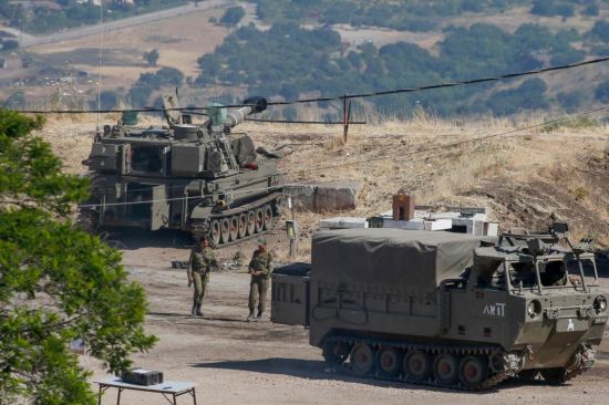 이스라엘 군인들이 16일(현지시간) 레바논 및 시리아와 국경을 접하고 있는 골란고원에서 군사 훈련을 하고 있다. ＜사진=AFP연합＞