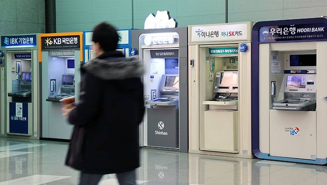 서울 시내의 시중은행 ATM기기의 모습. /뉴스1