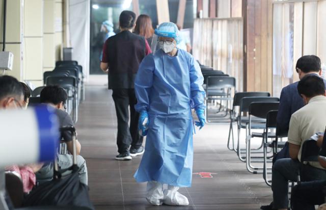 19일 오전 서울 송파구보건소에 마련된 코로나19 선별진료소에서 의료진이 시민들을 안내하고 있다. 뉴스1