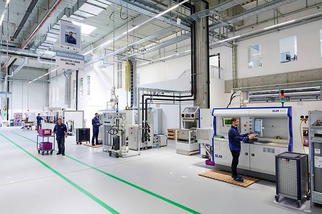 BMW가 적층 제조 캠퍼스에 설치한 3D프린터 ‘SLM500’, 출처: BMW