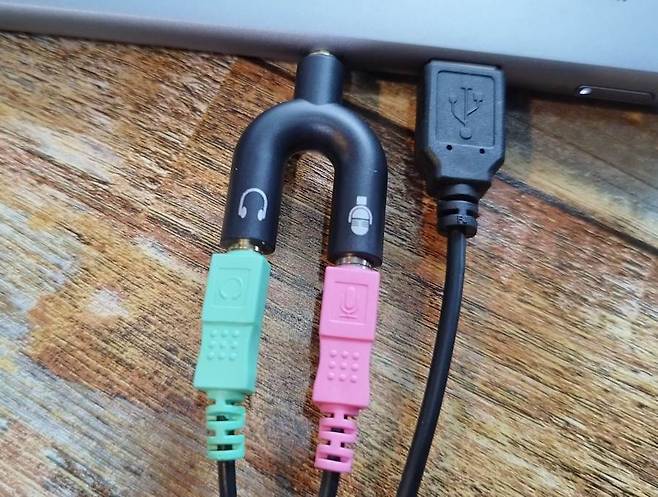 Y젠더를 통해 사운드+마이크 단자를 노트북에 꽂으면 된다