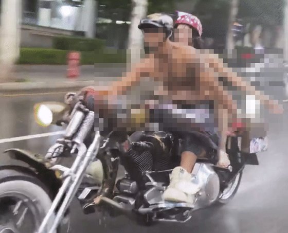 지난달 31일 서울 강남 도로에서 상의를 탈의하고 오토바이를 운전한 이른바 ‘비키니 오토바이 커플’. 인스타그램 캡처