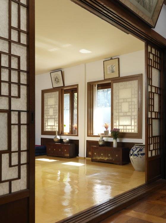 온돌로 난방이 되는 옻칠 바닥은 고풍스러운 가구들과 편안한 조화를 이룬다. [사진 이종근]