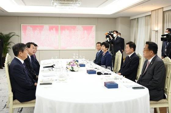 윤석열 대통령이 19일 서울 용산 대통령실에서 김진표 의장을 비롯한 21대 국회 후반기 국회의장단을 초청, 만찬 전 인사말을 하고 있다. 대통령실사진기자단