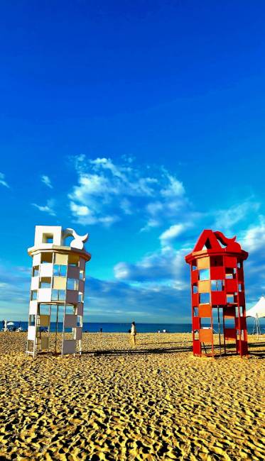 ▲ 동해 망상해변에 체스판 모양의 이색 망루가 설치돼 관광객들의 포토존으로 인기를 끌고 있다.