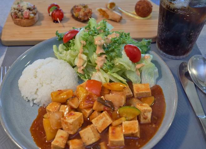 육십령 휴게소를 떠난 셰프가 있는 모래재에서 만족스러운 코스 요리를 즐겼다. 1인 손님도 가능.