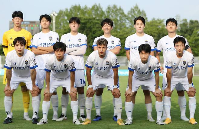 K4리그 FC남동이 시즌 중에 해체됐다. 대한축구협회는 선수들을 구제하기 위해 한시적으로 이적시장을 열기로 했다. 리그 경기 전 기념촬영을 한 FC남동 선수들. FC남동 홈페이지 캡처