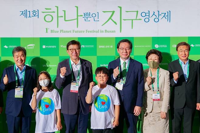 Busan Mayor Park Heong-joon and Chang Jeguk, the organizing committee chairman of the Blue Planet Future Festival, pose for photos during the opening ceremony on Aug. 11. (Global Networks For Blue Planet)
