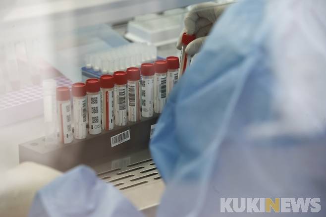 코로나바이러스 추출 작업 모습. 쿠키뉴스 자료사진