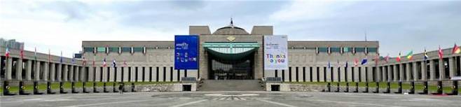 부영그룹 창업주 이중근회장이 제작·설치 기증한 전쟁기념관 평화의 광장 내 참전비