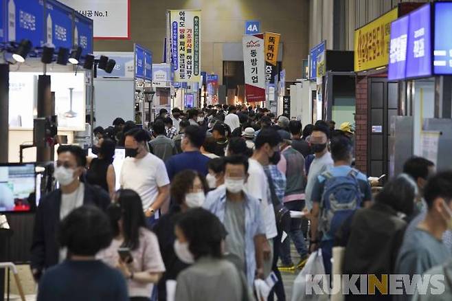 19일 오후 경기 고양시 킨텍스에서 열린 '제61회 MBC건축박람회' 및 '제20회 동아 스포츠·레저산업 박람회'를 찾은 관람객들이 부스를 살펴보고 있다.