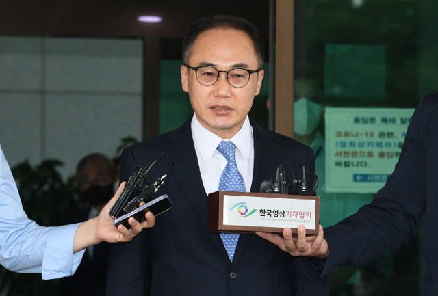 윤석열 정부 초대 검찰총장으로 지명된 이원석 대검 차장검사가 18일 서울 서초구 대검찰청 정문 앞에서 입장을 밝히고 있다. 최현규 기자