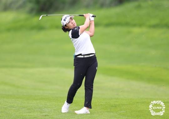 김수지의 아이언샷.[KLPGA 제공]