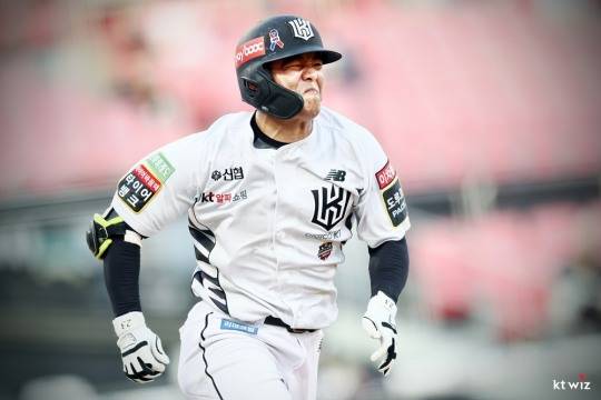 19일 사직 롯데전에서 역전 결승 2점 홈런을 날린 조용호. 조용호는 프로데뷔 6년만인 올시즌에 인날까지 포함해 2개의 홈런을 날렸다. 사진은 생애 첫 홈런을 날렸을때의 모습[kt 위즈 제공]