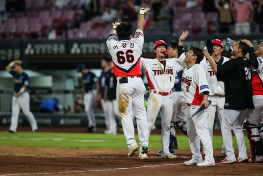 KIA이창진이 19일 광주 홈경기 NC전에서 연장 10회 끝내기 3점홈런을 날린 뒤 동료들의 축하를 받고 있다.[KIA 타이거즈 제공]