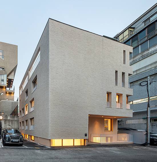 청담동 근생 외부 측면 / 사진 제공 = 신경섭 작가