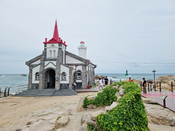 부산시 기장군 죽성리에 있는 `죽성 드림세트장`은 이국적인 성당과 광활한 바다가 어우러져 사진 촬영지로 인기를 끌고 있다. [부산 = 박동민 기자]
