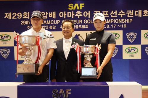 제29회 송암배 아마추어 골프 선수권대회 남녀부 우승을 차지한 장유빈(왼쪽)과 김민솔. [사진 제공 = 송암 재단]