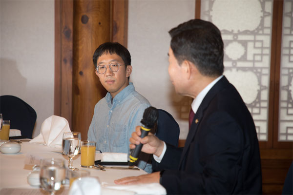 김진표 국회의장(오른쪽)과 허준이 교수. [사진 출처 = 연합뉴스]
