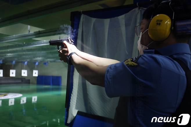 **해당 사진은 기사와 직접적인 연관 없음. 해양경찰교육원 실내사격장에서 '2021년도 상반기 경찰관 권총 사격훈련'이 실시되고 있다. 이번 훈련은 경감 이하 소속 경찰관 130여 명을 대상으로 개인 휴대 총기 조작 방법 등을 숙달시키고, 비상상황 발생시 총기 사용에 대비한 현장대처 능력을 키우기 위해 마련됐다.(해경교육원 제공)2021.5.27/뉴스1