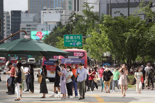 19일은 전국에 안개가 껴 교통안전에 유의가 필요하다. 사진은 지난 10일 서울 광화문 사거리에서 시민들이 발걸음을 옮기는 모습. /사진=뉴스1