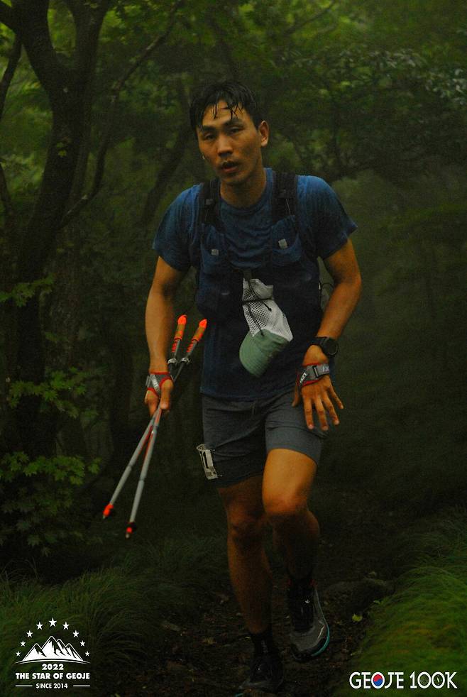 100km 5위를 차지한 염주호. 그는 평소에 굉장히 깔끔한 스타일이다. 그런데 트레일러닝이 그의 외모를 이렇게 망쳤다.