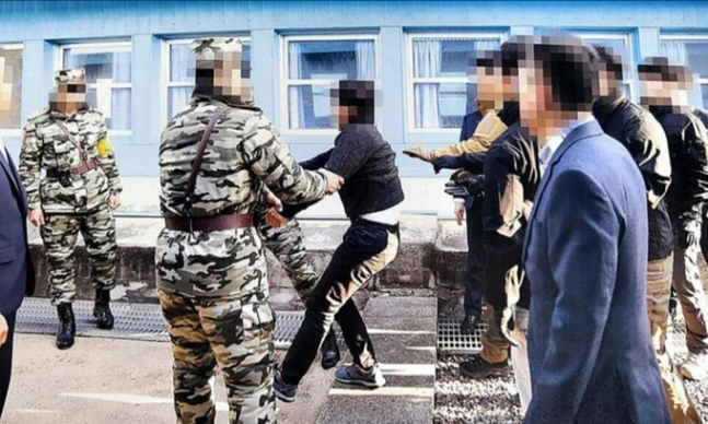 지난 7월 12일 통일부가 2019년 11월 판문점에서 탈북어민 2명을 북송하던 사진을 공개했다. 사진은 탈북어민이 몸부림치며 북송을 거부하는 모습. 통일부 제공