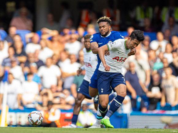 손흥민이 15일(한국시간) 영국 런던 스탬퍼드 브리지에서 열린 첼시와의 잉글랜드 프리미어리그 2라운드 원정경기에서 드리블하던 중 자신을 전담 수비한 첼시 센터백 리스 제임스의 악착같은 마크에 중심을 잃고 있다.런던 신화 연합뉴스
