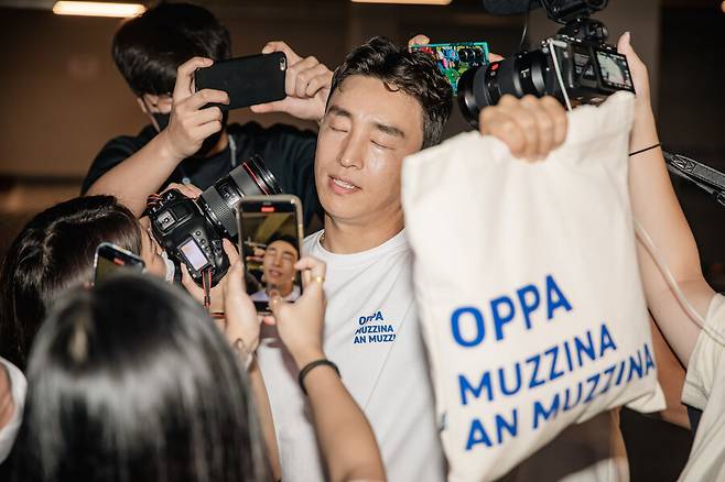 ▲ NC 다이노스 손아섭이 파파라치 촬영(?)에 응하고 있다. ⓒ NC 다이노스