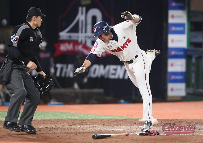 ▲ 롯데 안치홍(오른쪽)이 18일 사직 kt전에서 3회말 홈으로 파고들면서 오훈규 주심과 부딪히고 있다.