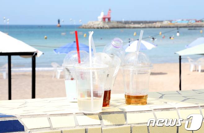 제주시 한 해수욕장에 플라스틱 컵이  버려져있다(뉴스1DB)ⓒ News1 오미란 기자