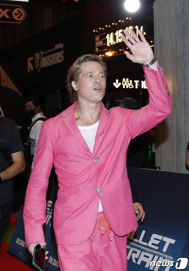 할리우드 배우 브래드 피트가 19일 오후 서울 용산구 용산 CGV에서 열린 영화 ‘불릿 트레인’(연출 데이빗 레이치) 레드카펫 행사에서 팬들에게 손을 흔들고 있다. ⓒ News1 권현진 기자