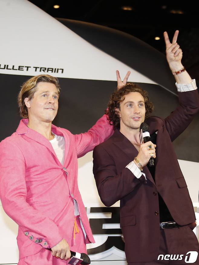 할리우드 배우 브래드 피트와 애런 테일러 존슨(오른쪽)이 19일 오후 서울 용산구 용산 CGV에서 열린 영화 ‘불릿 트레인’(연출 데이빗 레이치) 레드카펫 행사에서 포즈를 취하고 있다. ⓒ News1 권현진 기자