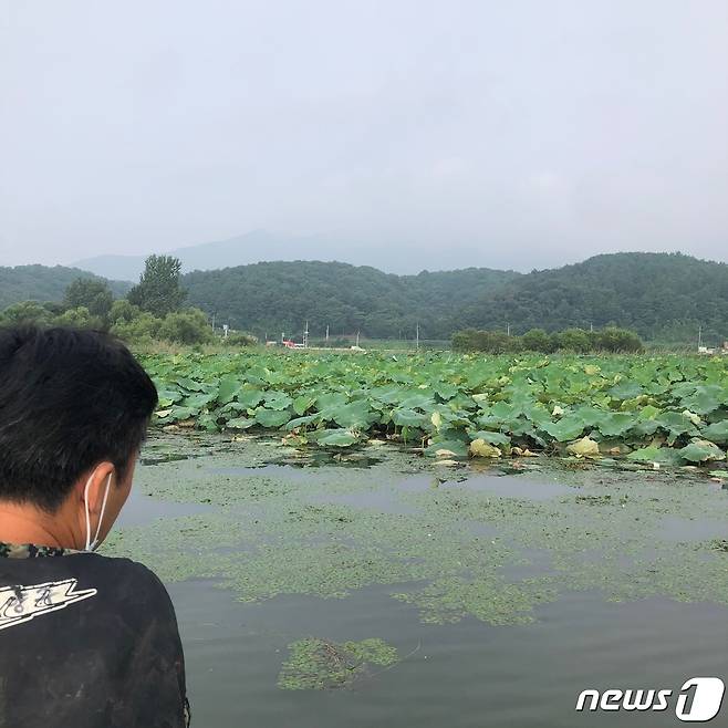 팔당호 주변 실종자들이 주로 발견될 만한 곳을 살펴보는 이희문 회장 /뉴스1 ⓒNews1 이상휼 기자