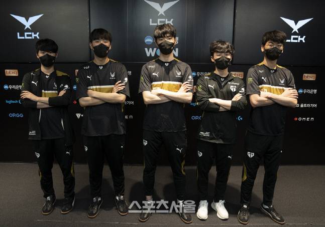 젠지 선수들이 20일 열린 LCK 서머 플레이오프 2라운드에서 리브 샌드박스에 3-1로 승리하며 결승에 올랐다. &nbsp;종로=김민규 기자 kmg@sportsseoul.com