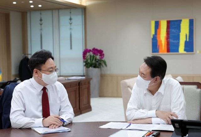 윤석열 대통령이 19일 서울 용산 대통령실 집무실에서 조규홍 보건복지부 차관으로부터 업무보고를 받고 있다. 조 차관은 장관이 공석인 만큼 업무보고에 대신 참석했다. 2022. 08. 19. 대통령실 제공