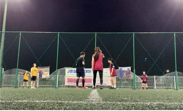 인생 최초의 풋살 경기 시작 직전. 규칙도 모르고 뛰어다녔지만 엄청난 해방감을 느꼈다. 장은선 제공