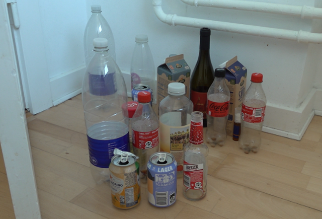 탄소감축도시 출장 3주차가 되니 빈 병이 꽤 쌓였습니다. 이 중 일부를 지난달 20일 코펜하겐의 한 마트에 들러 반환했습니다. 덴마크에서는 유리병은 물론 캔과 페트병 모두 빈용기보증금제를 통해 반환할 수 있습니다. 뚜껑도 라벨도 제거하지 않고 그대로 기계에 넣으면 됩니다. 사진 속 우유팩과 와인병은 판트 로고가 없어 보증금 대상은 아닙니다. 이수연 PD