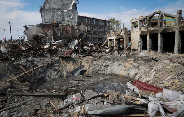 18일 우크라이나 오데사에 있는 리조트 건물들이 최근 러시아의 미사일 공격으로 파괴돼 있다. 오데사=AP 뉴시스