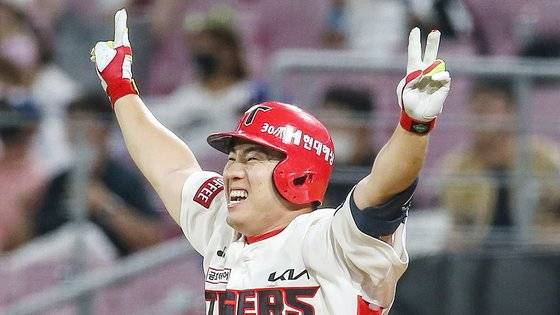 19일 광주기아챔피언스필드에서 열린 프로야구 2022 KBO리그 NC 다이노스와 KIA 타이거즈의 경기.   연장 10회말 1사 1,2루 상황에서 KIA 이창진이 끝내기 홈런을 친 뒤 세리머니를 하고 있다. 사진 KIA타이거즈