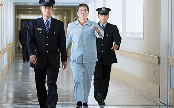 일본영화 ‘멋진 세계’는 살인죄로 13년간 교도소에서 복역 후 출소한 야쿠자의 사회적응기를 다뤘다. 한국 관객들에게 친숙한 배우 야쿠쇼 코지가 주연을 맡았다. [사진 엣나인필름]