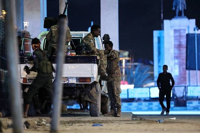 알샤바브의 공격이 발생한 호텔 인근 근처를 8월20일(현지시간)  소말리아 보안군이 순찰하고 있다. APF 연합뉴스