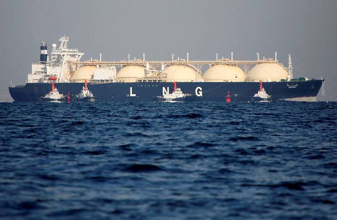 액화천연가스 운반선이 일본 도쿄 인근 해상을 지나가고 있다.  로이터연합뉴스