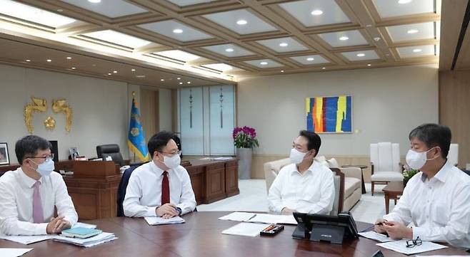 보건복지부 차관에게 업무를 보고 받는 윤석열 대통령. / 사진=연합뉴스