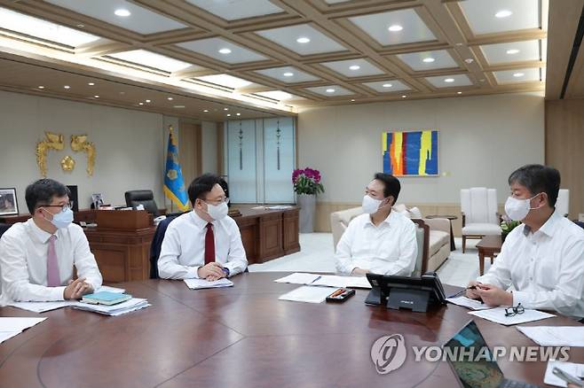 윤석열 대통령(왼쪽 세번째)이 19일 서울 용산 대통령실 청사 집무실에서 이기일 보건복지부 2차관(왼쪽 첫번째), 조규홍 1차관(왼쪽 두번째)으로부터 부처 업무보고를 받고 있다. [사진 = 대통령실]