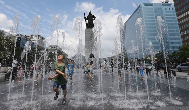 오는 21일은 전국적으로 낮 기온이 30도 이상 올라 무더위가 이어질 전망이다. 사진은 20일 서울 광화문광장의 모습. /사진=뉴스1