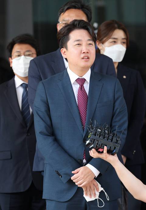 이준석 국민의힘 전 대표가 17일 서울남부지법에서 당 비상대책위원회 효력을 정지해달라며 낸 가처분 신청 사건의 심문을 마친 뒤 취재진의 질문에 답변하고 있다. 연합뉴스